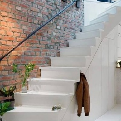 Białe schody w aranżacji wnętrz - inspirujące pomysły i zakupowe podpowiedzi online