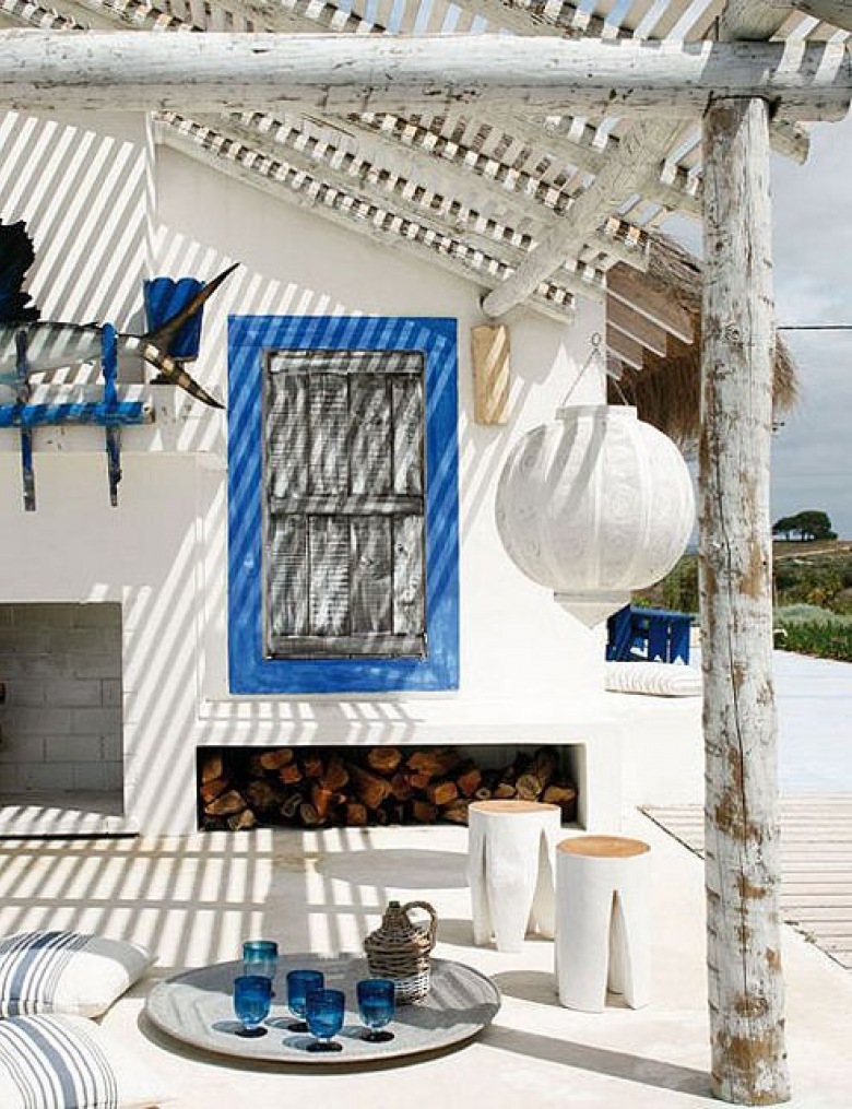 Szafirowe okna w białym śródziemnomorskim domu z tarasem (28493)