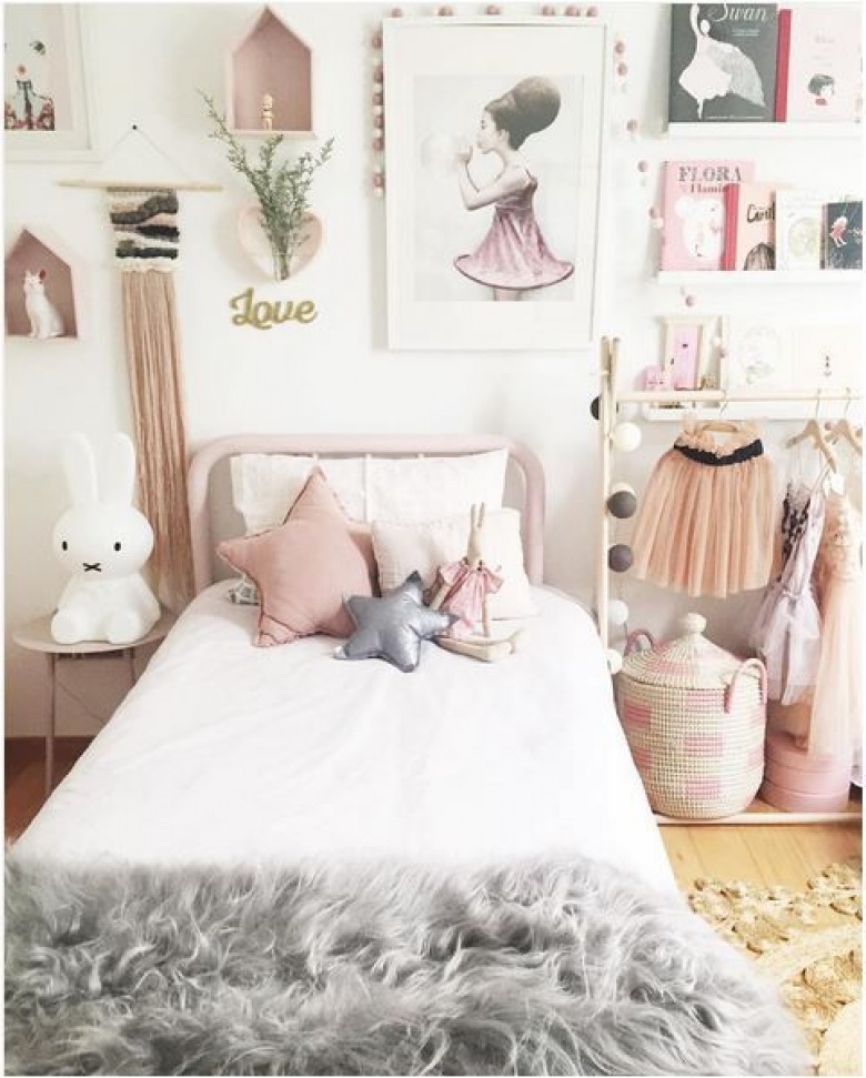 Kilka poduszek w kształcie gwiazd na łóżku tworzy w wdzięczną kompozycję w pokoiku dziecięcym. Warto też zwrócić uwagę na bogatą galerią...