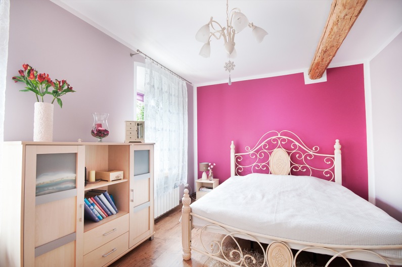 Bardzo ciekawa aranżacja sypialni, w której główną uwagę przykuwa do siebie ściana w intensywnym malinowym kolorze....