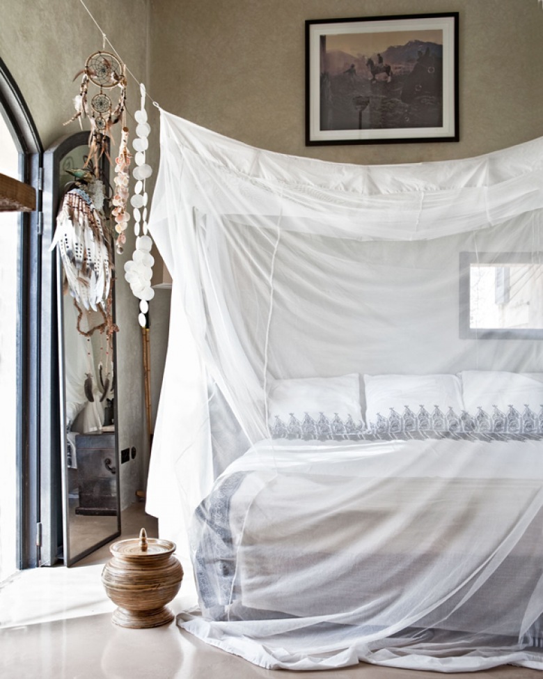 Śródziemnomorskie muszelki,orientalne naczynia i betonowe ściany w aranżacji sypialni z białym woalowym baldachimem (25388)