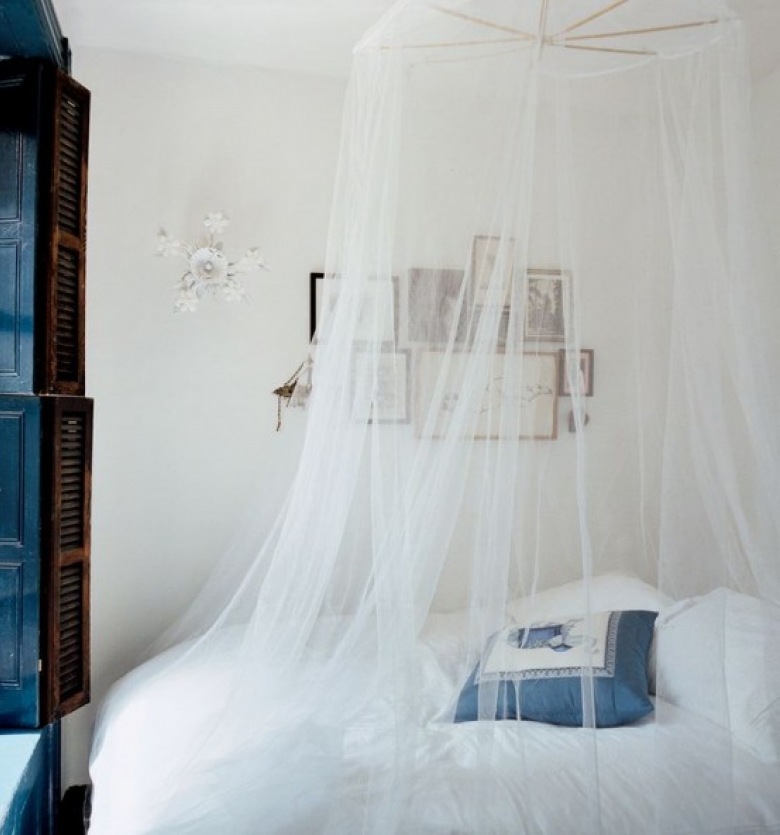 Biale moskitiery w aranżacji sypialni w różnych stylach (24903)