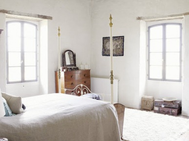 Piękna , wiejska sypialnia w bieli, drewnie (16982)