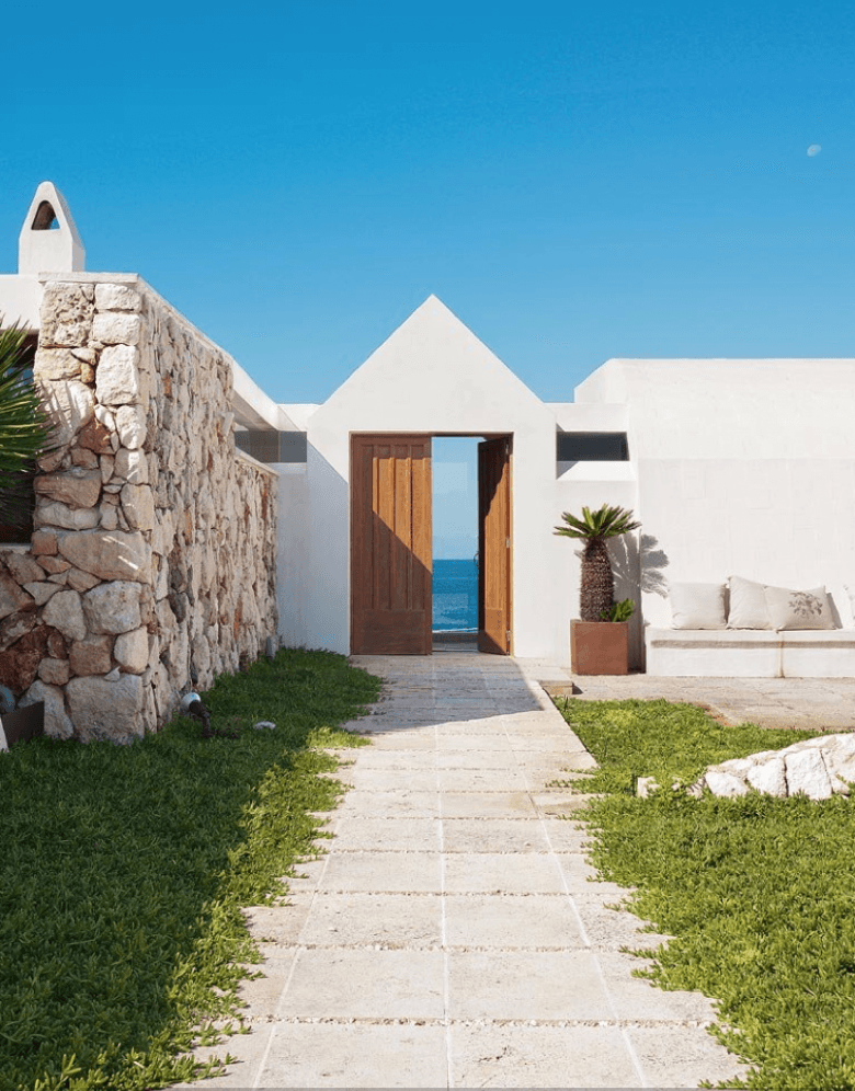 Białe ściany wapienne, naturalny kamień i drewno w śródziemnomorskiej architekturze (25609)