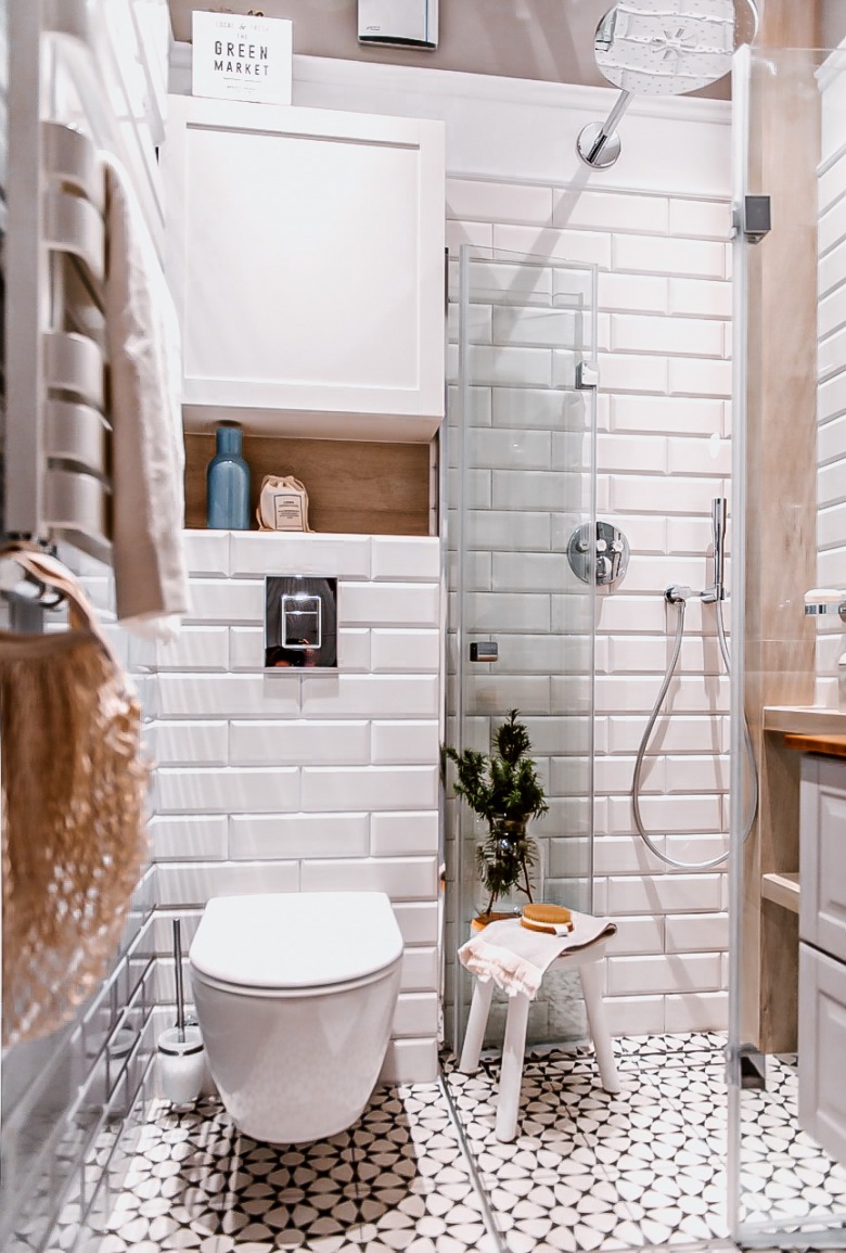 W małej łazienki zastosowano jasne kolory, żeby optycznie powiększyć przestrzeń. Drewniane akcenty dodają naturalności i ładnie komponują się z...