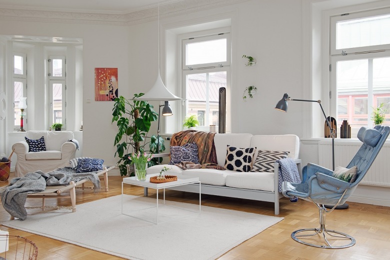 Biały salon z wykuszem w skandynawskim stylu (22837)