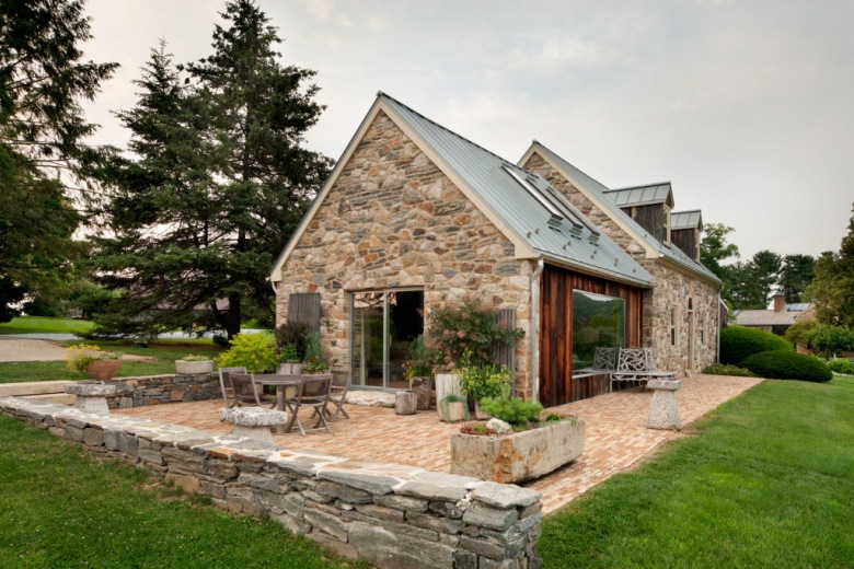 Piękny dom z na turalnego kamienia i drewna z bajecznym ogrodem (24992)