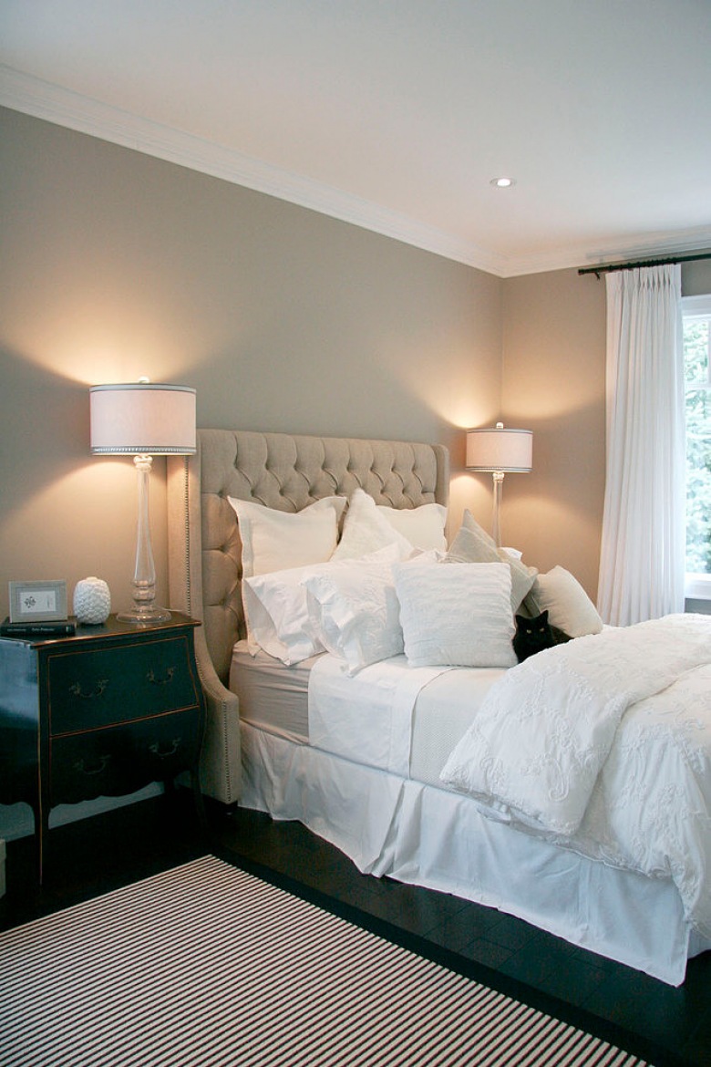 Turkusowa komoda , szare ściany i pikowane łóżko w sypialni (20562)