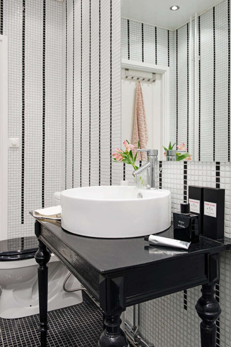 Czarna stylowa konsolka z białą okragłą umywalką,biało-czarna mozaika na ścianie w łazience (28582)
