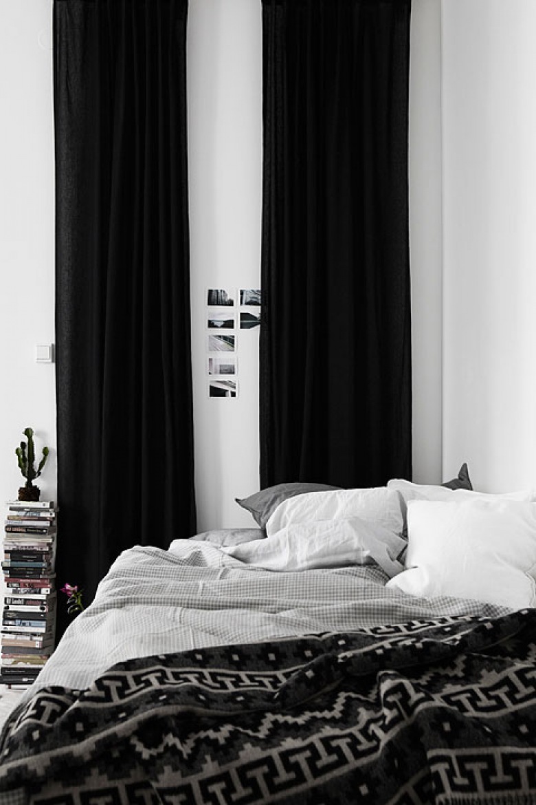 Czarne zasłony w białej sypialni,szara pościel,czarno-biała narzuta i pledy (26445)