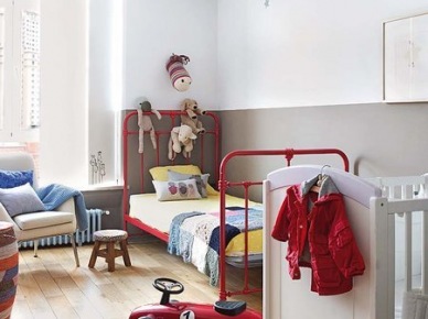 Czerwone metalowe łóżko w dziecięcym pokoju (19252)