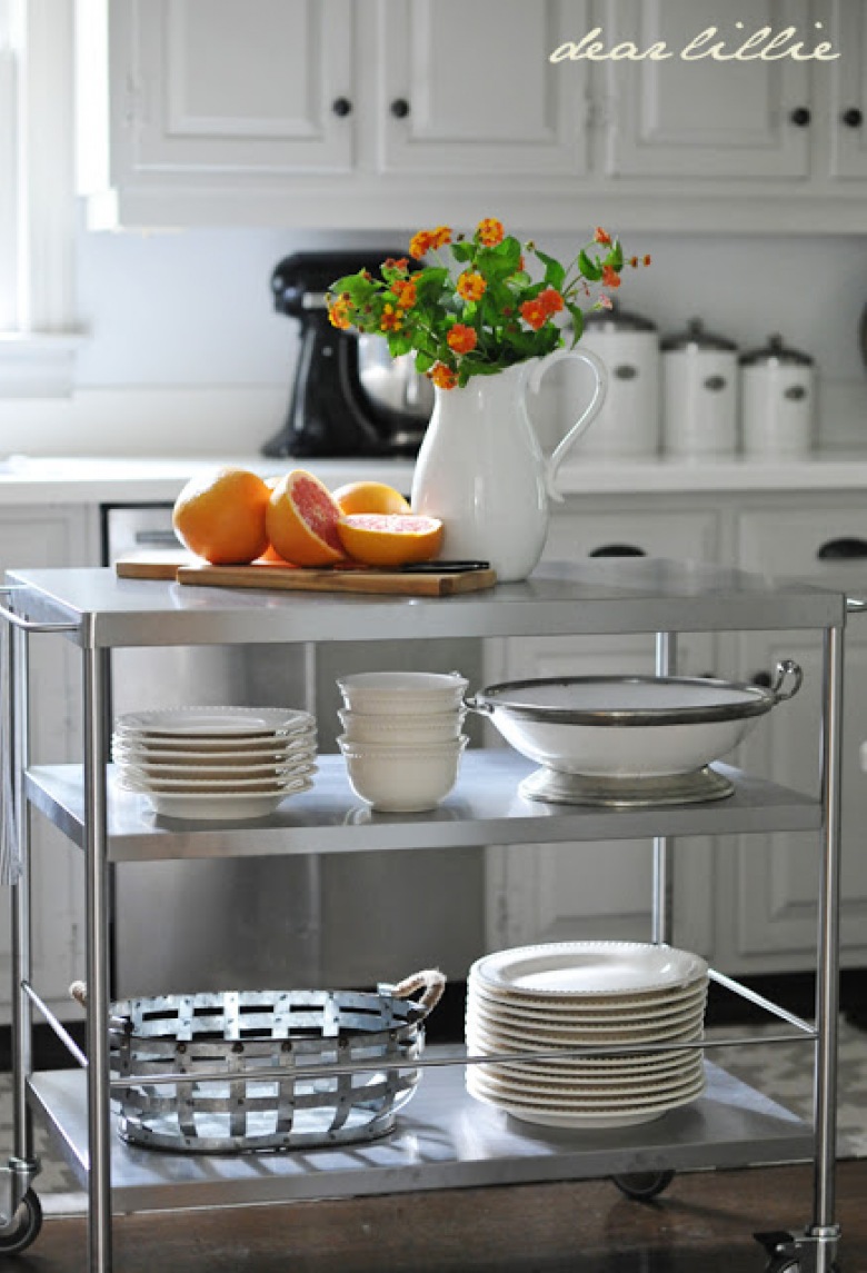 Blaszany stolik na kółkach to prosty i praktyczny sposób na zorganizowanie w kuchni wyspy. Dodatkowa przestrzeń robocza na górnym blacie, a jednocześnie miejsce do przechowywania na półkach przydają się szczególnie przy organizacji większych okazji, jak rodzinne obiady czy...