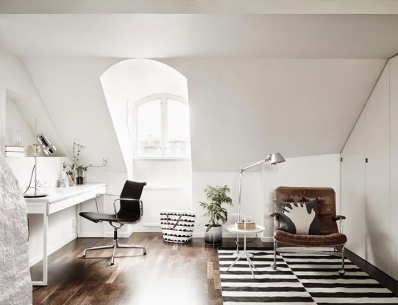 Biało-czarny dywan w paski,skórzany nowoczesny fotel,białe nowoczesne biurko-konsolka,skandynawska torba i srebrna lampa stojąca (26619)
