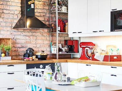 Czarny stalowy okap,czerwona cegła na ścianie,niebieski stół i białe szafki kuchenne (27604)