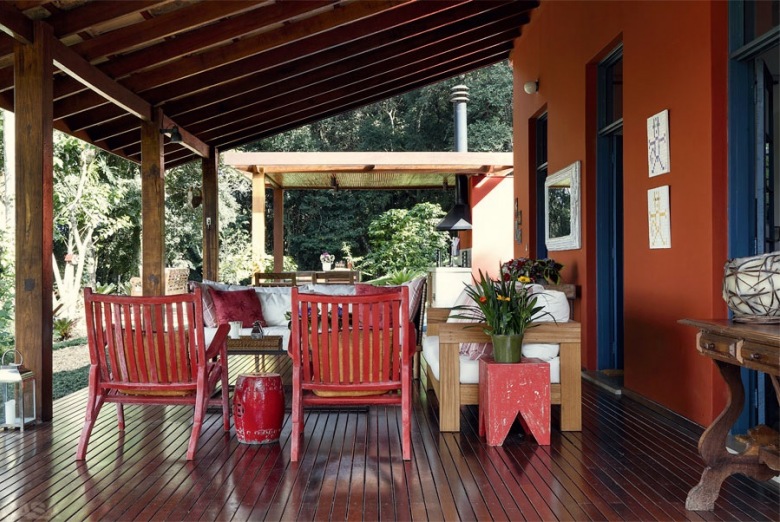 to dla nas egzotyczny dom z tarasem - stoi w Brazylii, gdzie królują energetyczne barwy !
