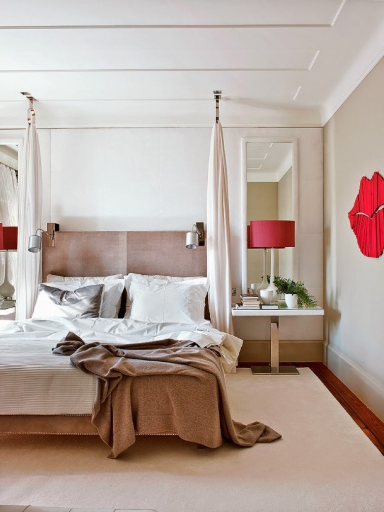 Biało-beżowa sypialnia z czerwoną lampą i plakatem (23854)
