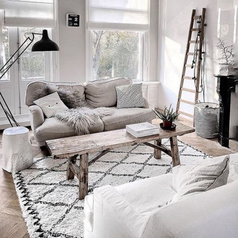 Oryginalny salon z drewnianymi dodatkami i białą sofą (55550)