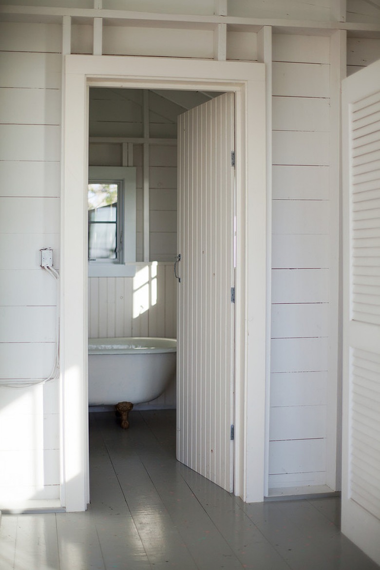 Biała łazienka  z wanną na stylowych łapkach  w małym domku letnim (25114)
