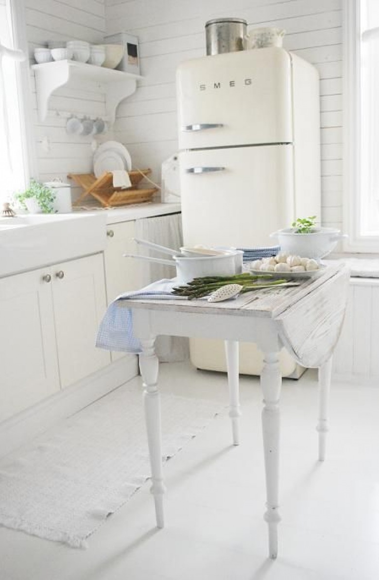 Biała kuchnia w tradycyjnym skandynawskim stylu z białą  lodówką Smeg (28384)
