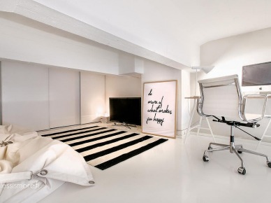 Pompowane  leżanki - siedziska w aranżacji białej sypialni z biurkiem (25370)