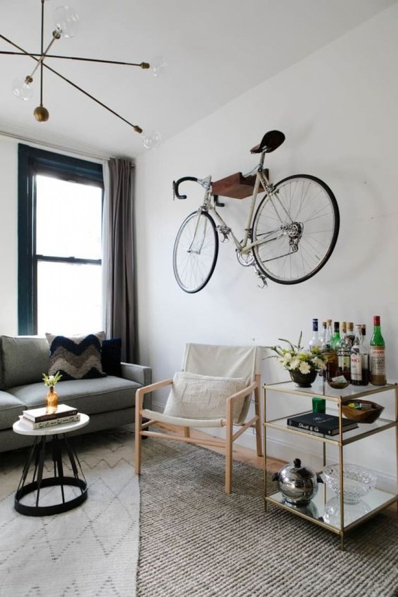 Oryginalny wieszak na rower na ścianie w salonie (56238)