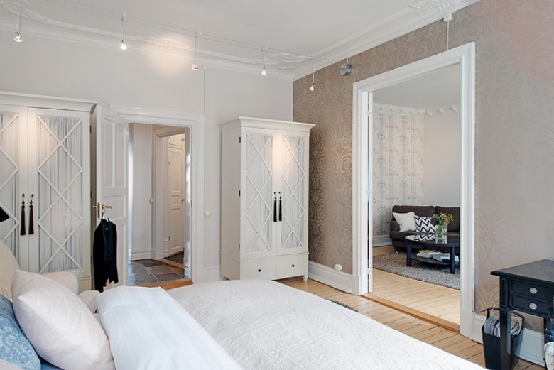 Białe szafy ze szprosami w skandynawskiej sypialni (20371)