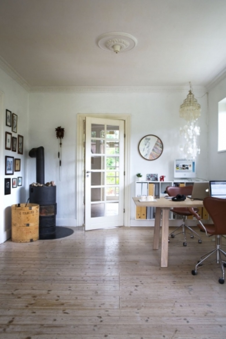 Domowe biuro z żeliwnym kominkiem kozą w wiejskim domku (22785)
