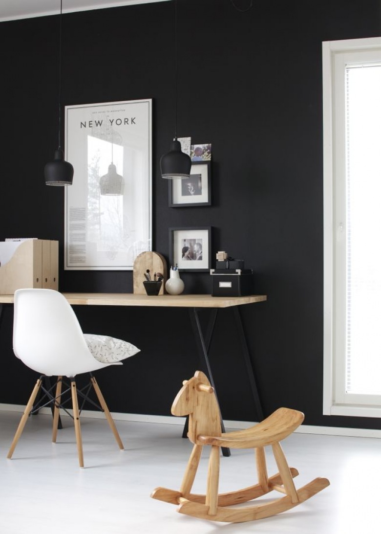 Czarna ściana, biała podloga,skandynawskie biurko na czanych metalowych nogach z drewnianym blatem ,białe krzesło na drewnianych nóżkach i drewniane detale w domowym biurze (26150)