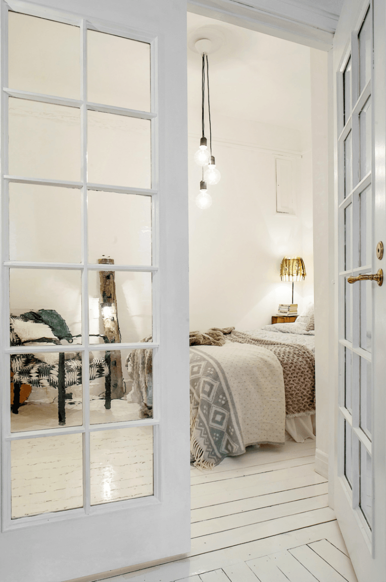 Żarówki na kablu w białej sypialni w stylu skandynawskim (22083)
