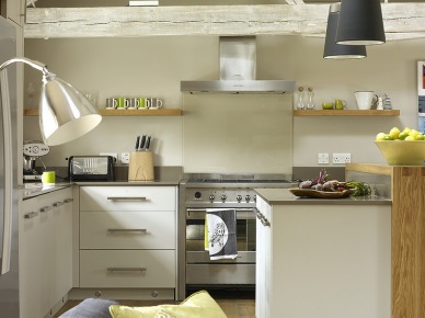 Bielone belki,biało-stalowa kuchnia i czarne lampy w otwartej zabudowie kuchni (23529)