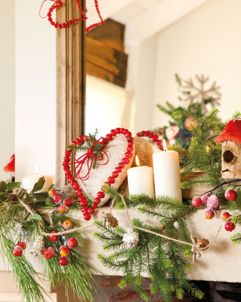 Czerwone jagody, jemioła i gałązki choinki w bożonarodzeniowych dekoracjach (20244)
