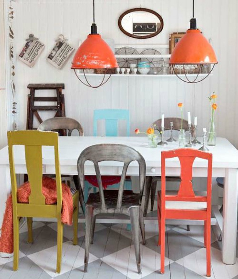 Różnokolorowe krzesła w mieszanym stylu przy  białym stole w jadalni z pomarańczowymi przemysłowymi lampami (21998)