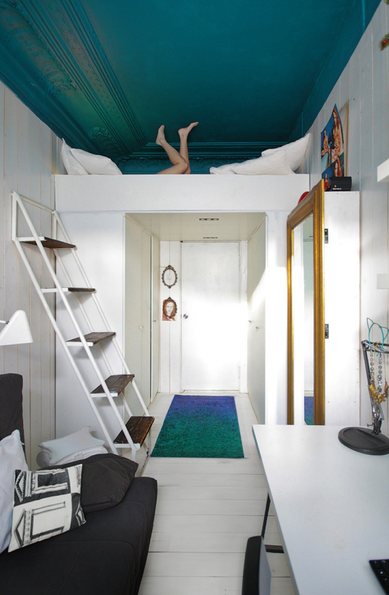 Mały pokój z antresolą i ze szmaragdowym sufitem w pomysłowej i pieknej aranżacji (22175)