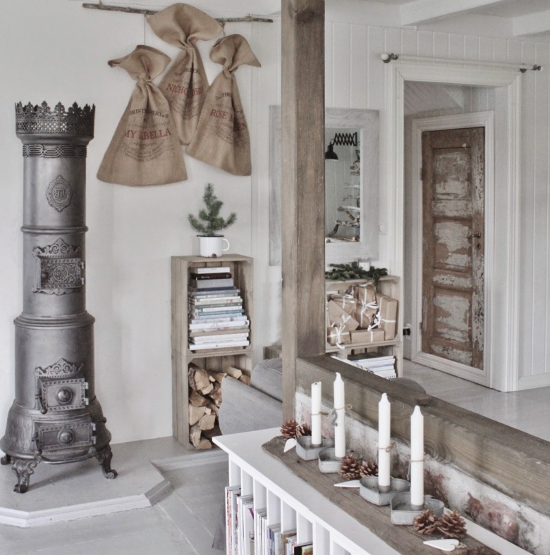 Jutowe świąteczne worki w naturalnych kolorach,retro kominek żeliwny, drzwi vinatge i dekoracja świąteczna ze świecznikami i szyszkami w metalowych pojemnikach (27475)