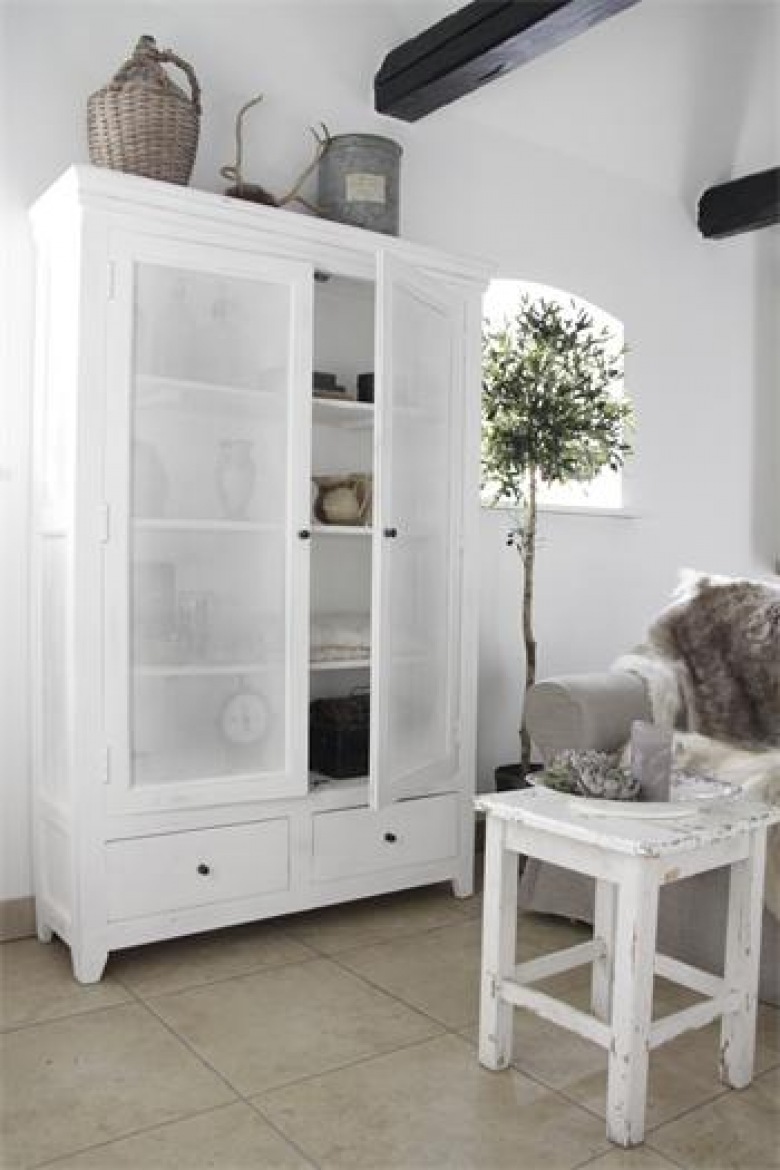 Biała witryna z drewna aranżacji salonu w stylu shabby (21800)