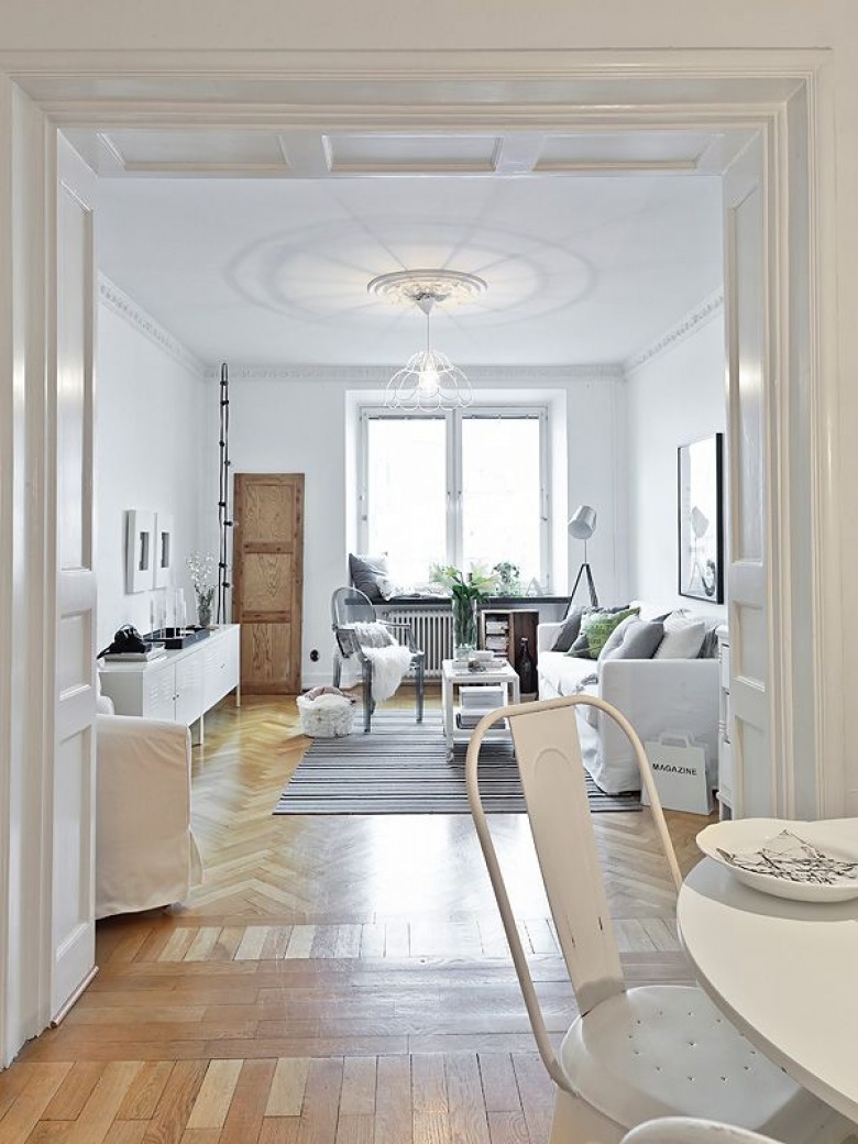 Romantyczny biały salon w skandynawskim stylu (20644)