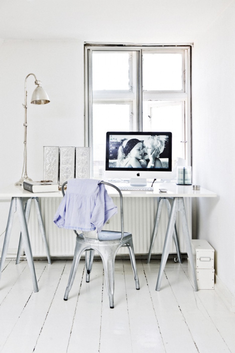 Białe skandynawskie biurko na kozłach z krzesłem metalowym Tolix (24026)