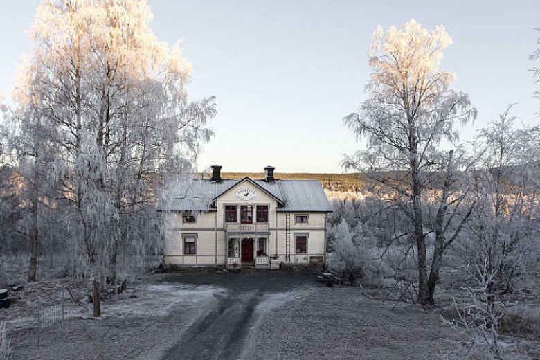 Drewniany biały dom w tradycji skandynawskiej wsi (27636)