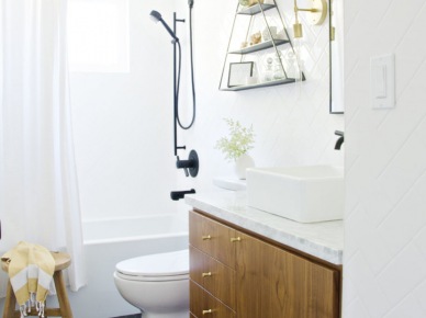 Before & after małej łazienki, czyli przyjemna aranżacja w bieli i drewnie ze złotymi dodatkami