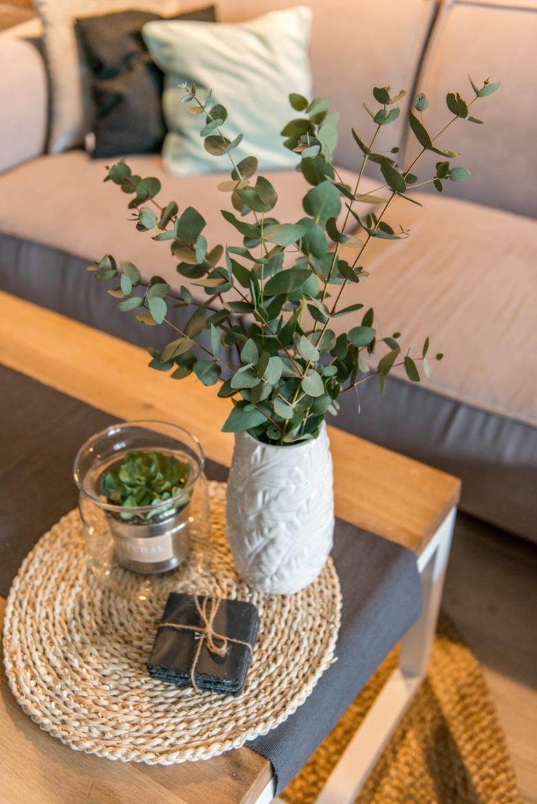 Ozdobny wazon z rośliną na stoliku kawowym (55657)