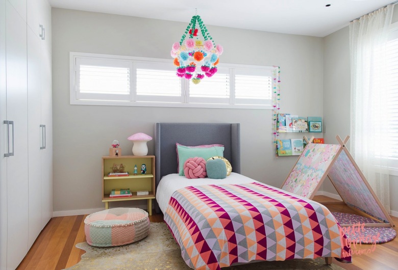 Sypialnia dla dziewczynki w pastelowych kolorach (49369)