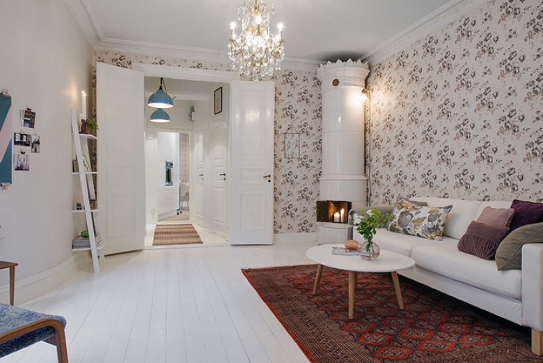 Skandynawski salon z kwiecistą tapetą,etnicznym dywanem,biała drabinką i okragłym piecem (21787)