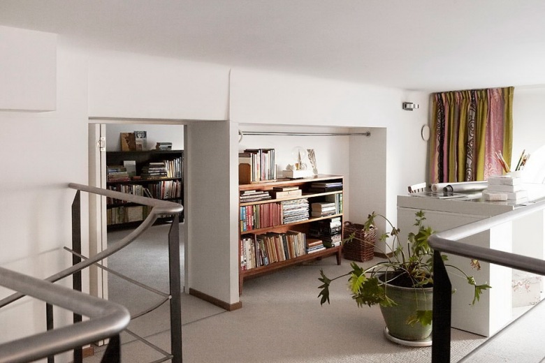 Pokój biurowy na otwartej przestrzeni mieszkania z wewnętrznymi schodami (21238)