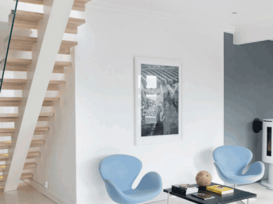 Drewniane ażurowe schody z nowoczesną szklaną balustradą (27882)