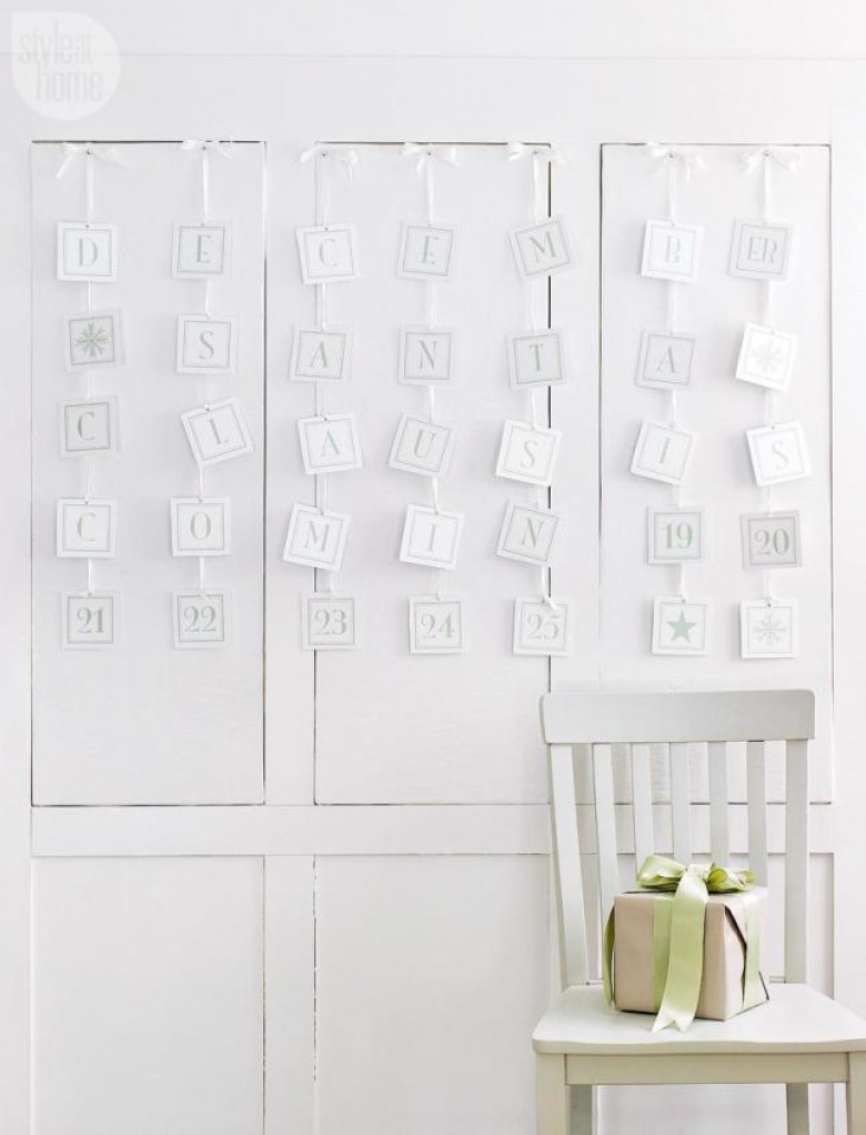 Pomysł na biały kalendarz adwentowy z wiszącymi karteczkami na tasiemkach (27170)
