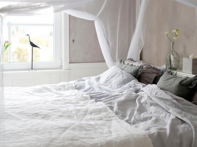 Delikatnie udrapowany na kształt baldachimu tiul to przepiękna dekoracja tej wygodnej sypialni. Pościel i przykrycie na łóżku wydają się niezwykle miękkie i miłe w dotyku. Figurka czarnego, smukłego ptaka na parapecie okiennym to urocza...
