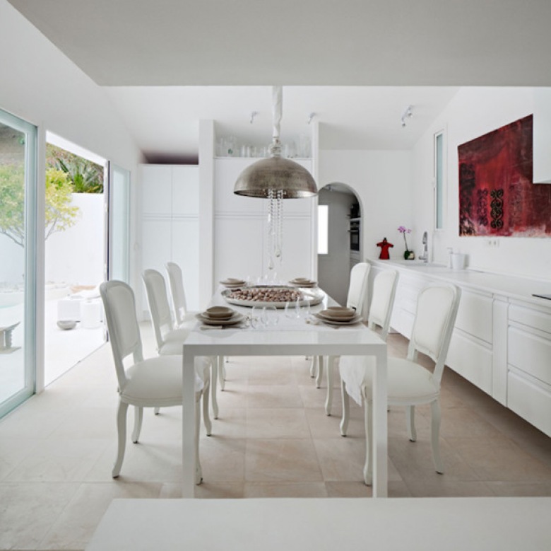 Klasyczne białe krzesła,nowoczesny stół i industrialna lampa w białej jadalni (23484)