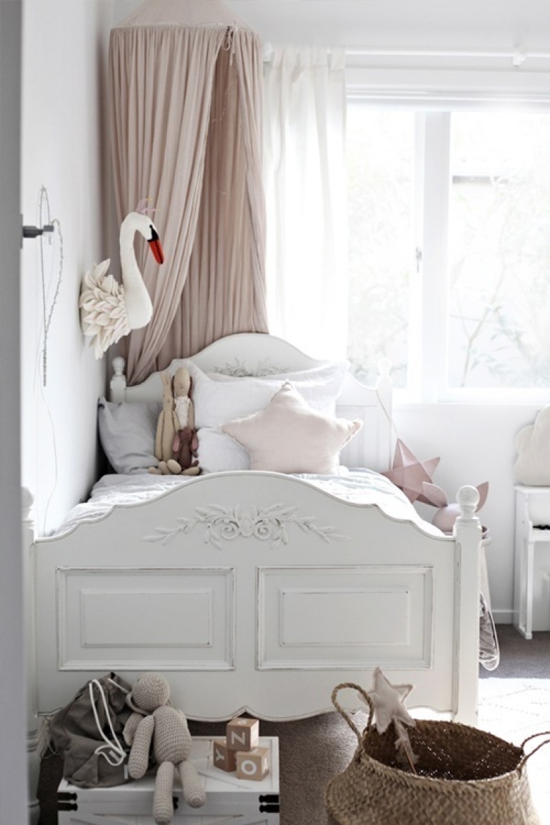 Rzeźbiona rama białego łóżka nadaje elegancki charakter, który podkreślają wybrane kolory bieli i kremu. Spora liczba zabawek urozmaica miejsce do spania. Pokój dziecięcy jest bardzo subtelny i...