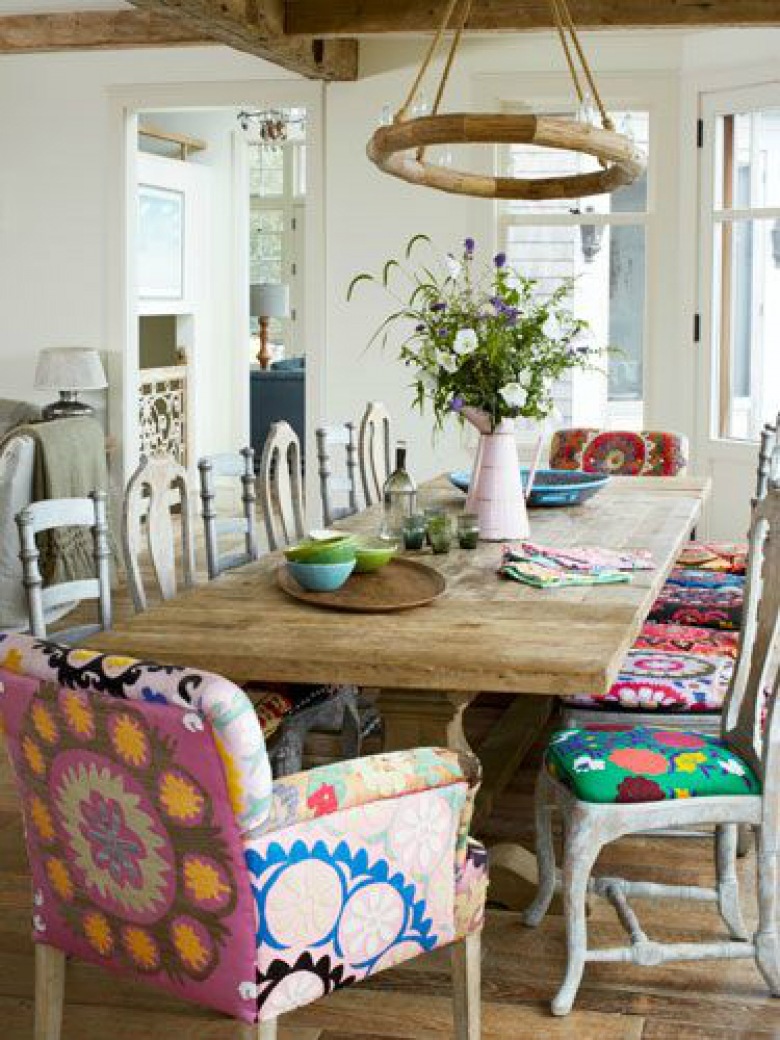 Kolorowe tapicerki na krzesłach i fotelach przy  rustykalnym francuskim stole (21996)