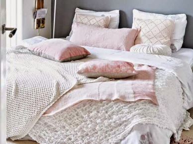 Szara ściana w sypialni z różowymi i pastelowymi dodatkami,dziergany dywanik okragły (28317)